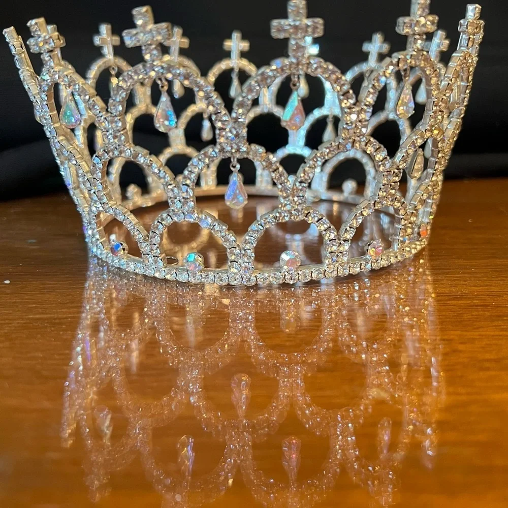 Exquisite Vintage Silver Crown with Luminescent Teardrop Crystal Embellishments